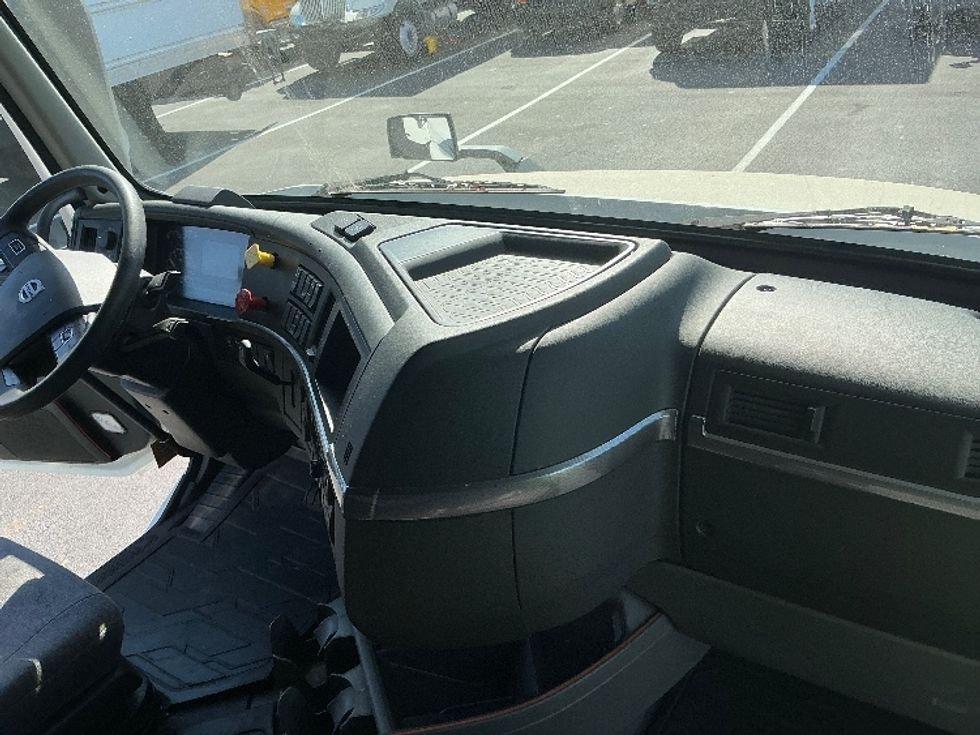 Sleeper Tractor-Heavy Duty Tractors-Volvo-2022-VNL64760-Lexington-KY-459,074\n\t\tmiles-$ 75,250 - Image 14