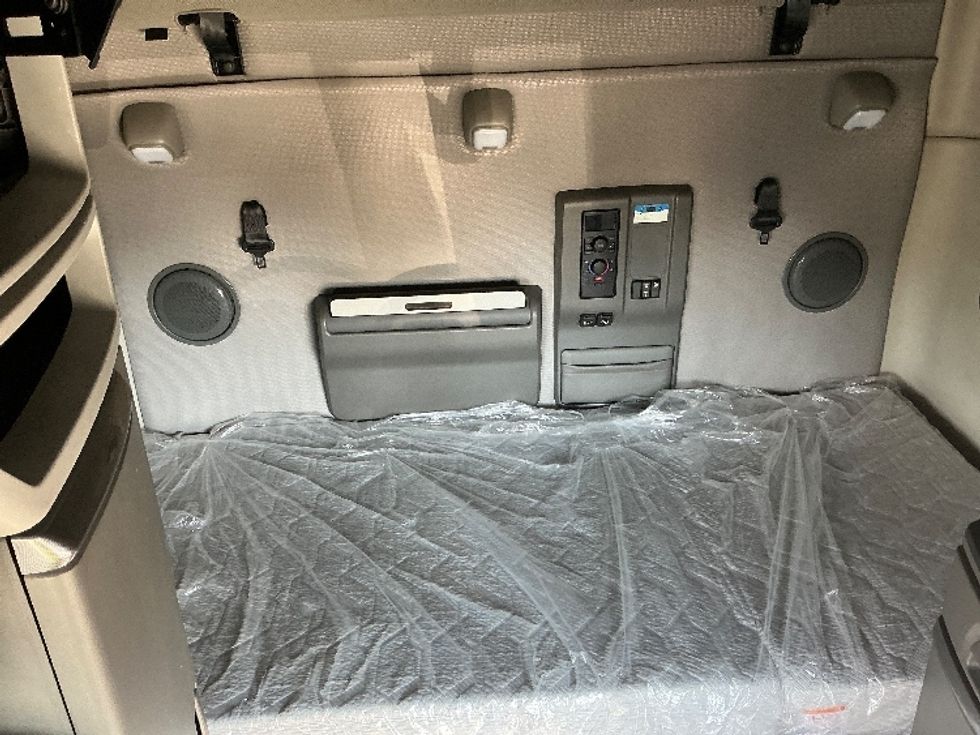 Sleeper Tractor-Heavy Duty Tractors-Volvo-2022-VNL64760-Lexington-KY-459,074\n\t\tmiles-$ 75,250 - Image 16