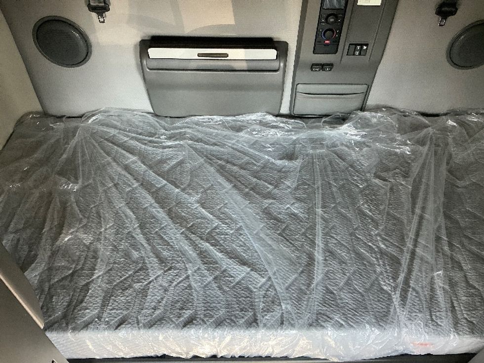 Sleeper Tractor-Heavy Duty Tractors-Volvo-2022-VNL64760-Lexington-KY-459,074\n\t\tmiles-$ 75,250 - Image 17