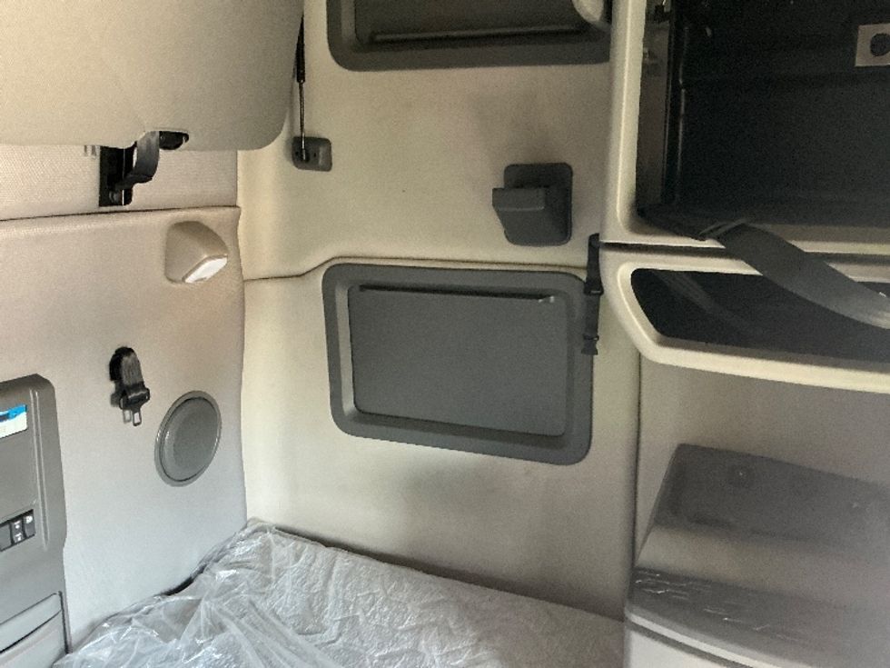 Sleeper Tractor-Heavy Duty Tractors-Volvo-2022-VNL64760-Lexington-KY-459,074\n\t\tmiles-$ 75,250 - Image 18