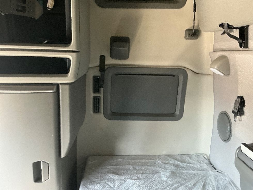 Sleeper Tractor-Heavy Duty Tractors-Volvo-2022-VNL64760-Lexington-KY-459,074\n\t\tmiles-$ 75,250 - Image 19