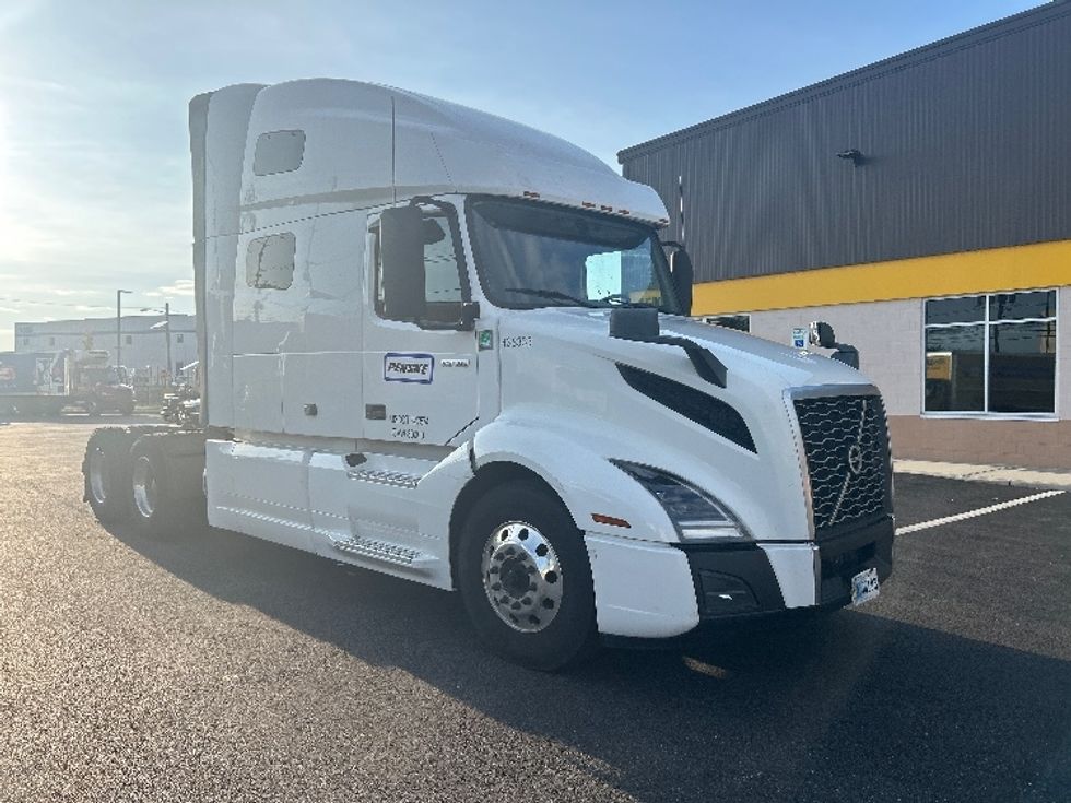 Sleeper Tractor-Heavy Duty Tractors-Volvo-2022-VNL64760-Linden-NJ-481,266\n\t\tmiles-$ 79,000 - Image 1