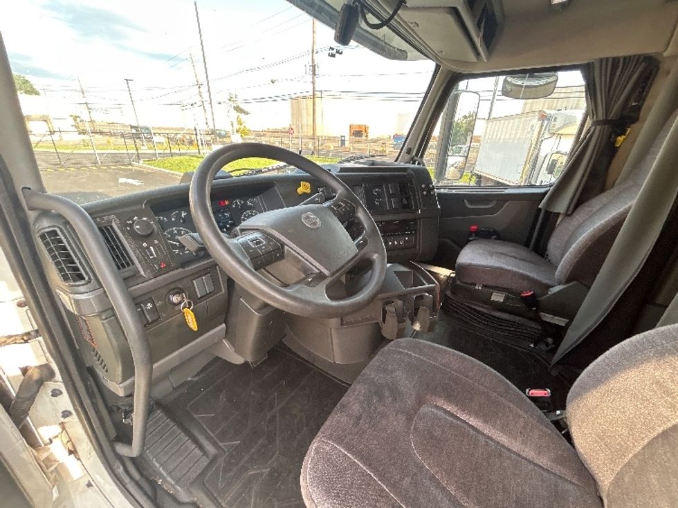 Sleeper Tractor-Heavy Duty Tractors-Volvo-2022-VNL64760-Linden-NJ-481,266\n\t\tmiles-$ 79,000 - Image 10