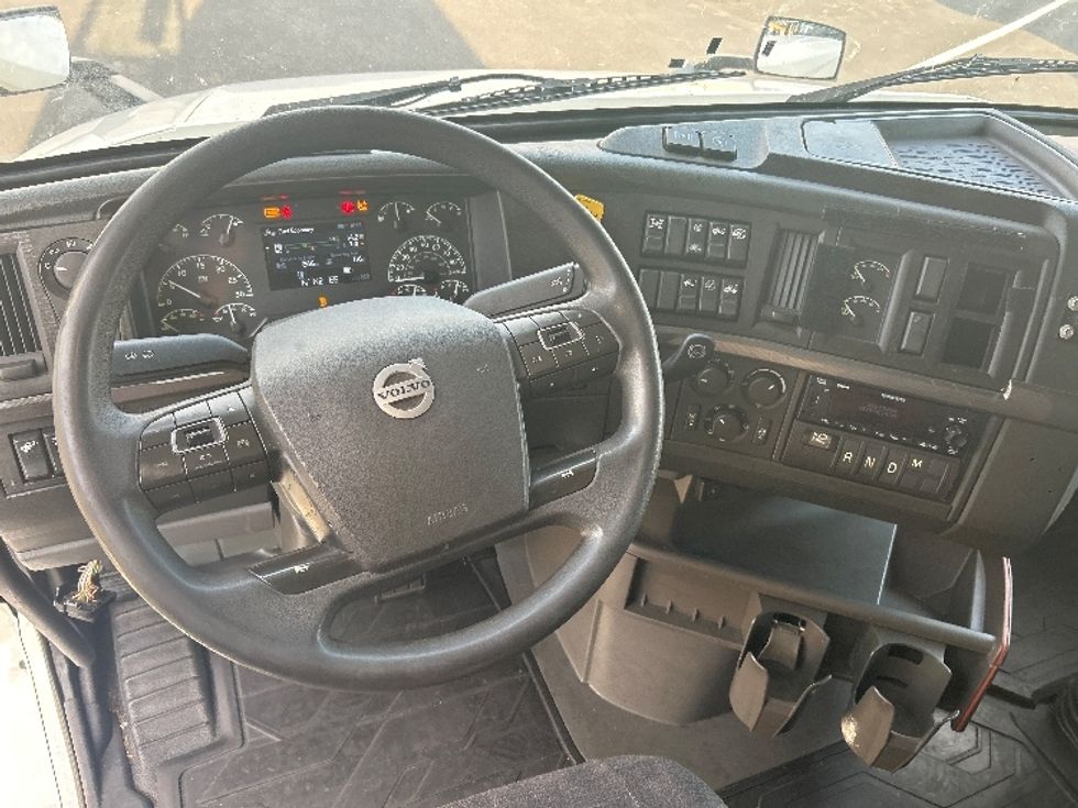 Sleeper Tractor-Heavy Duty Tractors-Volvo-2022-VNL64760-Linden-NJ-481,266\n\t\tmiles-$ 79,000 - Image 11