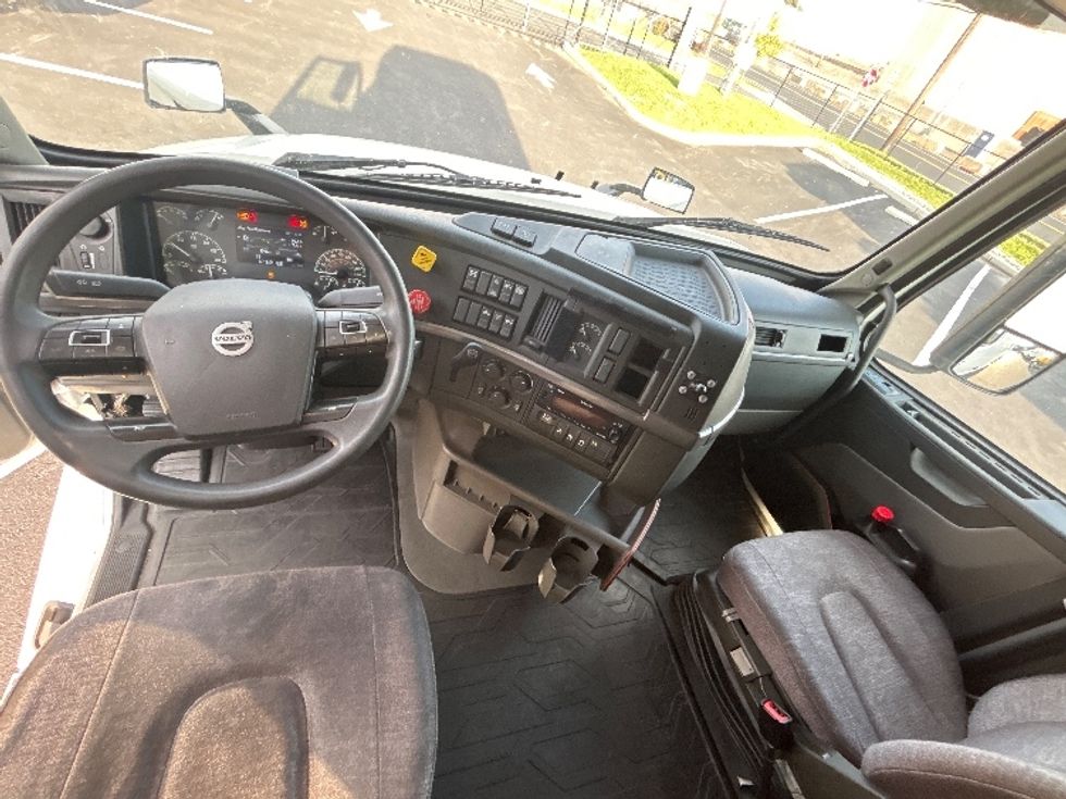 Sleeper Tractor-Heavy Duty Tractors-Volvo-2022-VNL64760-Linden-NJ-481,266\n\t\tmiles-$ 79,000 - Image 12