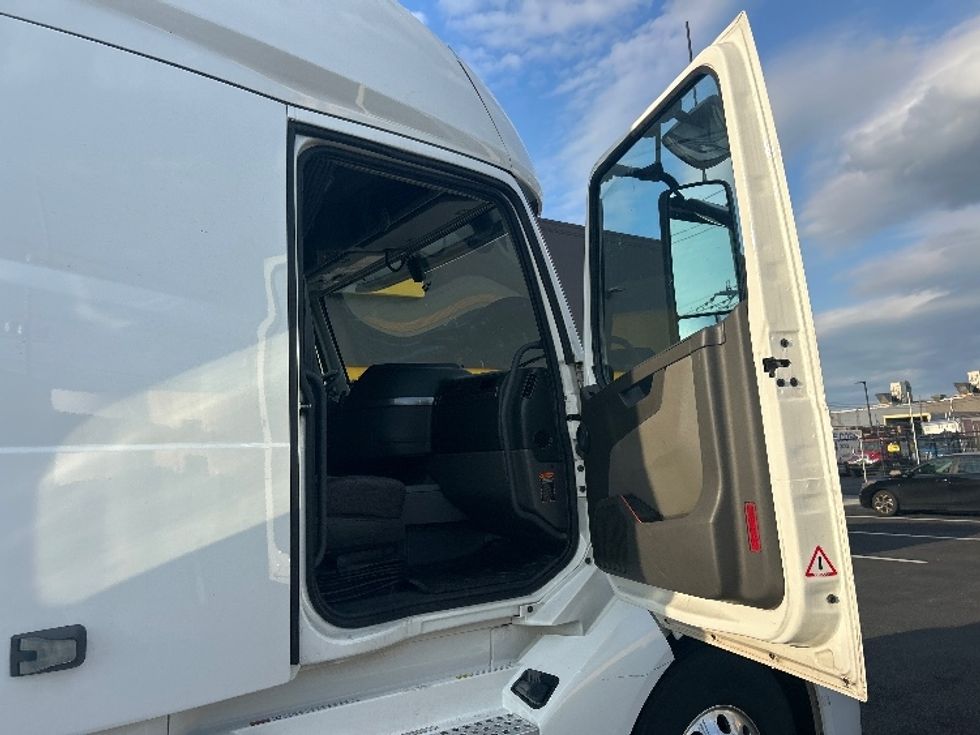 Sleeper Tractor-Heavy Duty Tractors-Volvo-2022-VNL64760-Linden-NJ-481,266\n\t\tmiles-$ 79,000 - Image 13