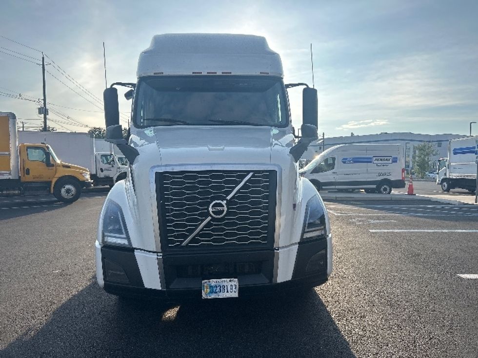 Sleeper Tractor-Heavy Duty Tractors-Volvo-2022-VNL64760-Linden-NJ-481,266\n\t\tmiles-$ 79,000 - Image 2