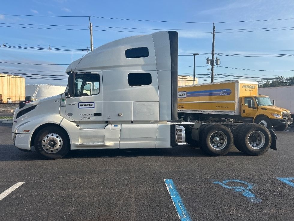 Sleeper Tractor-Heavy Duty Tractors-Volvo-2022-VNL64760-Linden-NJ-481,266\n\t\tmiles-$ 79,000 - Image 4