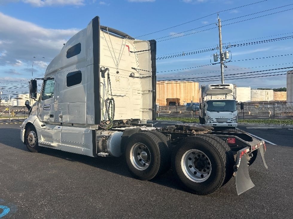 Sleeper Tractor-Heavy Duty Tractors-Volvo-2022-VNL64760-Linden-NJ-481,266\n\t\tmiles-$ 79,000 - Image 5