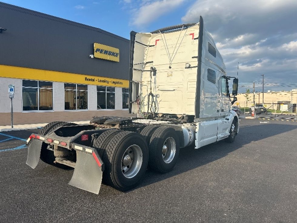 Sleeper Tractor-Heavy Duty Tractors-Volvo-2022-VNL64760-Linden-NJ-481,266\n\t\tmiles-$ 79,000 - Image 7
