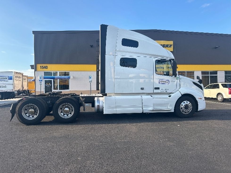 Sleeper Tractor-Heavy Duty Tractors-Volvo-2022-VNL64760-Linden-NJ-481,266\n\t\tmiles-$ 79,000 - Image 8