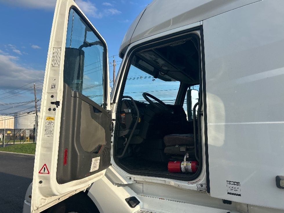Sleeper Tractor-Heavy Duty Tractors-Volvo-2022-VNL64760-Linden-NJ-481,266\n\t\tmiles-$ 79,000 - Image 9