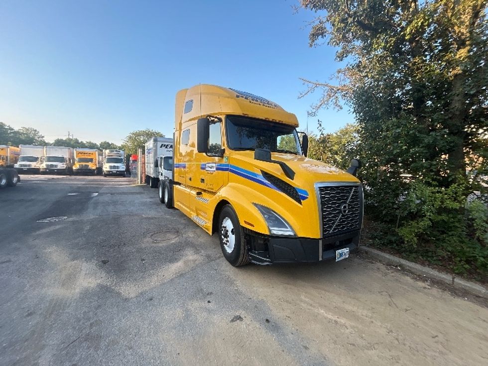 Sleeper Tractor-Heavy Duty Tractors-Volvo-2022-VNL64760-Linden-NJ-642,468\n\t\tmiles-$ 61,500 - Image 1