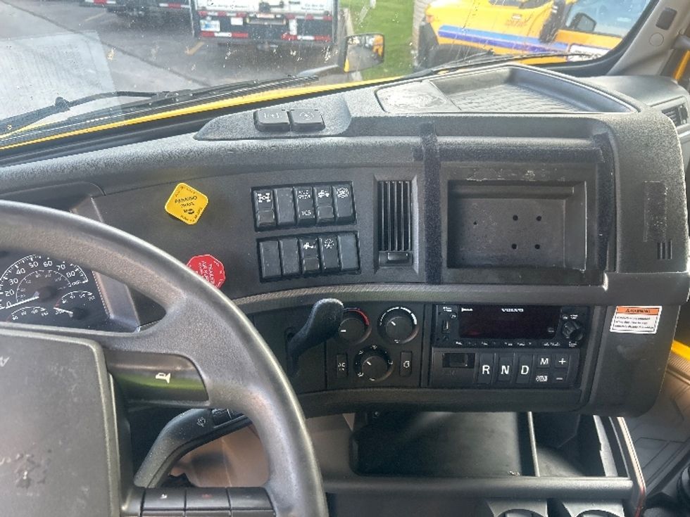 Sleeper Tractor-Heavy Duty Tractors-Volvo-2022-VNL64760-Linden-NJ-642,468\n\t\tmiles-$ 61,500 - Image 12
