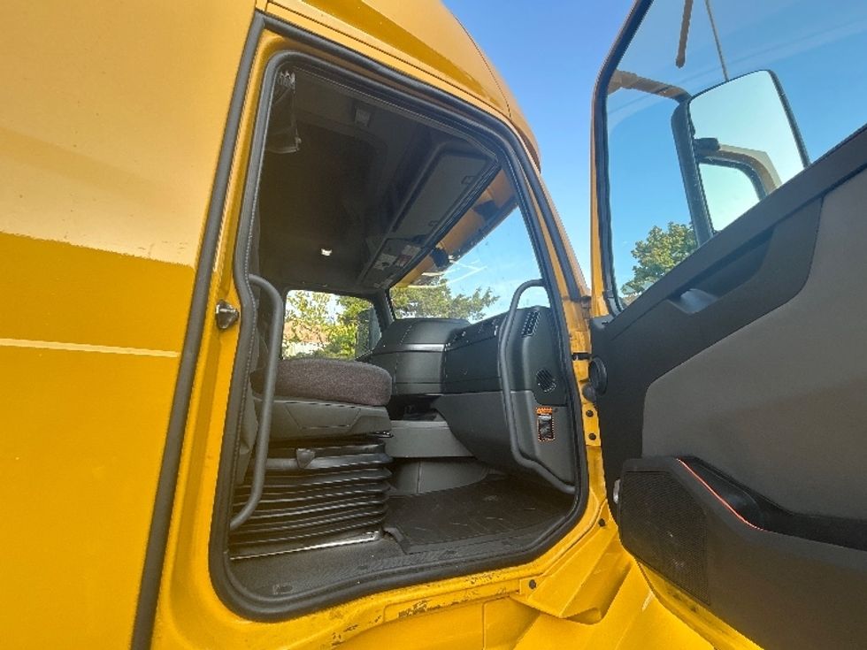 Sleeper Tractor-Heavy Duty Tractors-Volvo-2022-VNL64760-Linden-NJ-642,468\n\t\tmiles-$ 61,500 - Image 13
