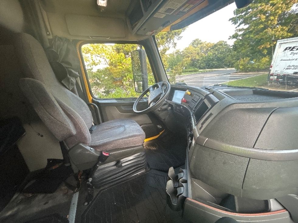 Sleeper Tractor-Heavy Duty Tractors-Volvo-2022-VNL64760-Linden-NJ-642,468\n\t\tmiles-$ 61,500 - Image 15