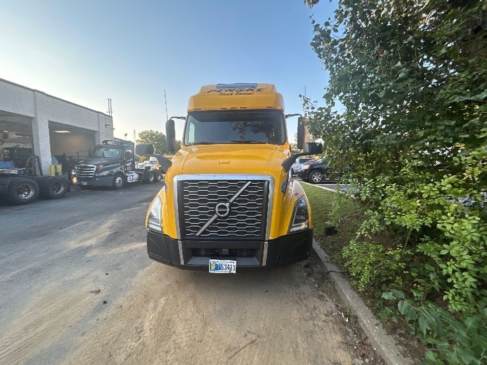 Sleeper Tractor-Heavy Duty Tractors-Volvo-2022-VNL64760-Linden-NJ-642,468\n\t\tmiles-$ 61,500 - Image 2