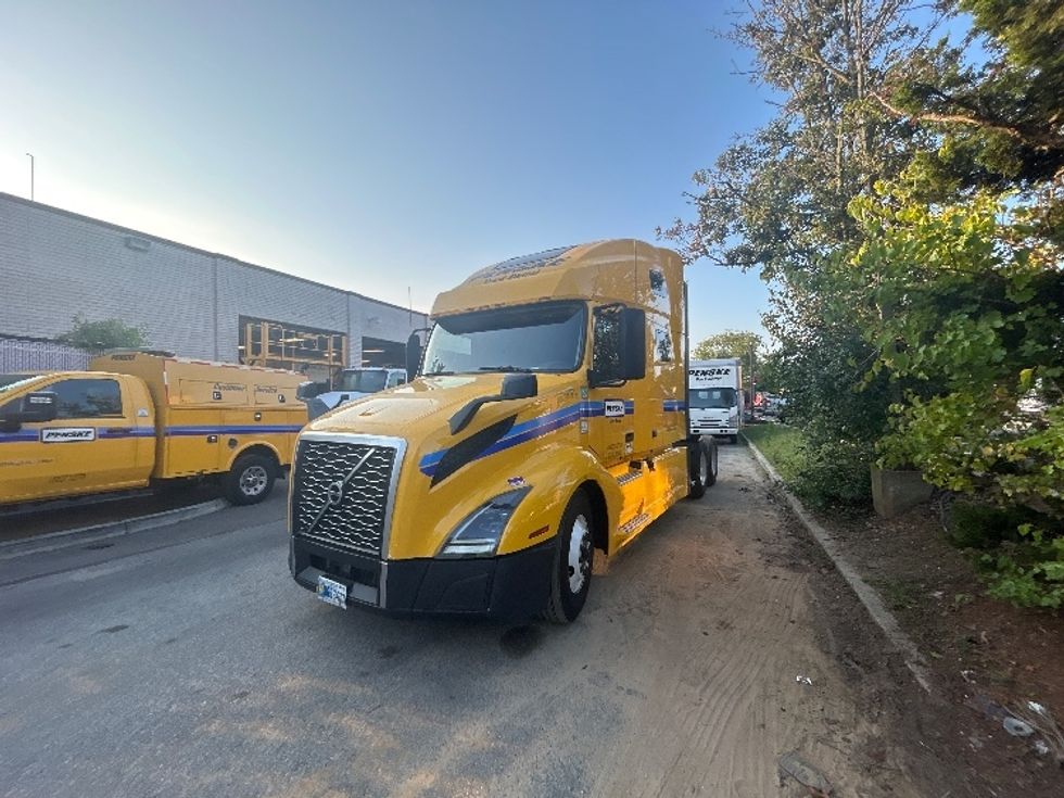 Sleeper Tractor-Heavy Duty Tractors-Volvo-2022-VNL64760-Linden-NJ-642,468\n\t\tmiles-$ 61,500 - Image 3
