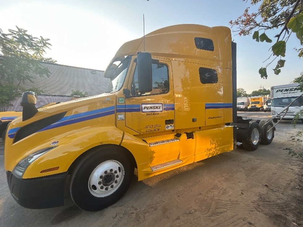 Sleeper Tractor-Heavy Duty Tractors-Volvo-2022-VNL64760-Linden-NJ-642,468\n\t\tmiles-$ 61,500 - Image 4