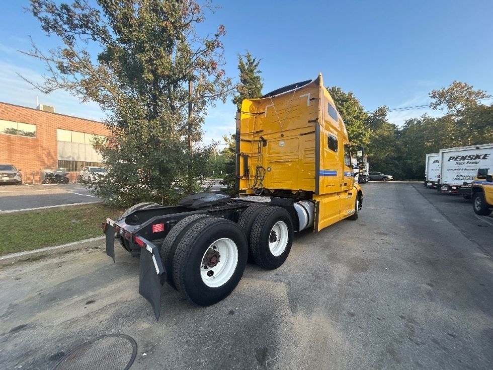 Sleeper Tractor-Heavy Duty Tractors-Volvo-2022-VNL64760-Linden-NJ-642,468\n\t\tmiles-$ 61,500 - Image 7