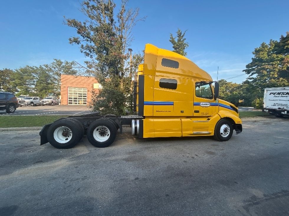 Sleeper Tractor-Heavy Duty Tractors-Volvo-2022-VNL64760-Linden-NJ-642,468\n\t\tmiles-$ 61,500 - Image 8