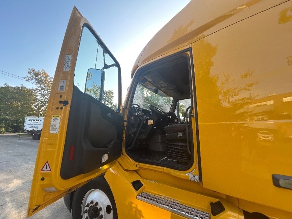 Sleeper Tractor-Heavy Duty Tractors-Volvo-2022-VNL64760-Linden-NJ-642,468\n\t\tmiles-$ 61,500 - Image 9