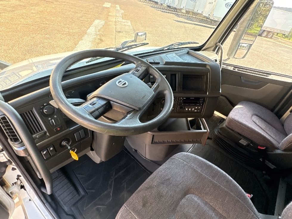 Sleeper Tractor-Heavy Duty Tractors-Volvo-2022-VNL64760-Little Rock-AR-288,330\n\t\tmiles-$ 95,250 - Image 11