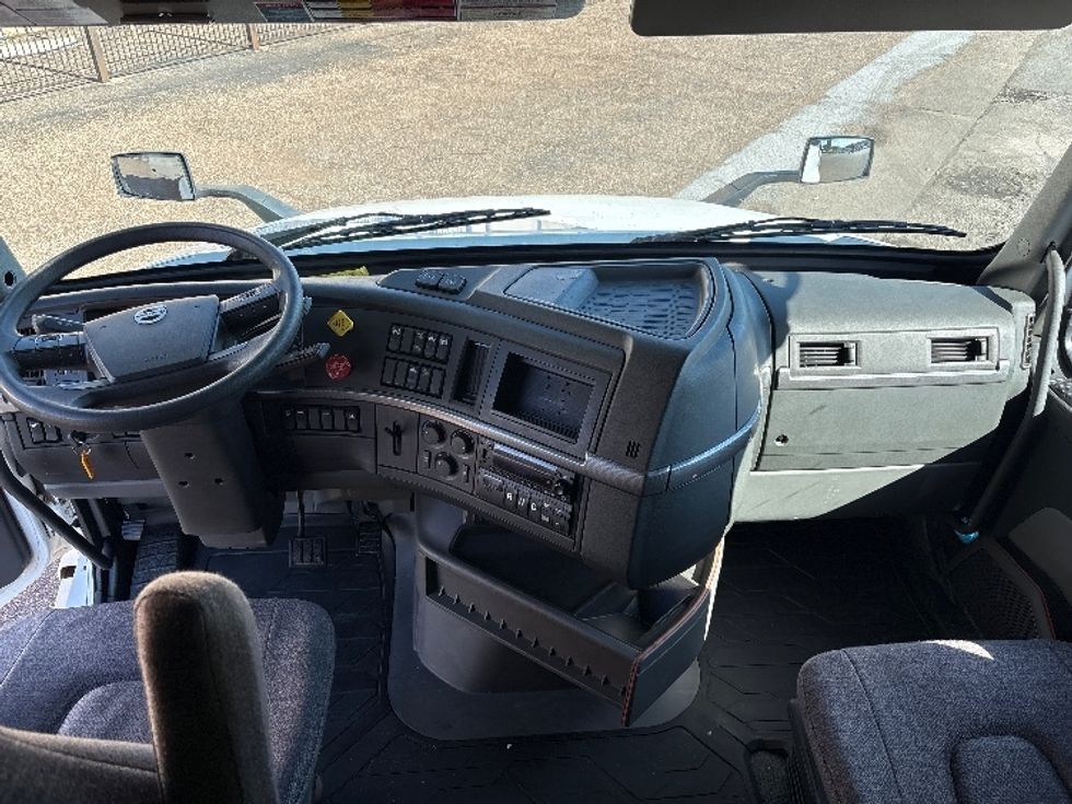Sleeper Tractor-Heavy Duty Tractors-Volvo-2022-VNL64760-Little Rock-AR-288,330\n\t\tmiles-$ 95,250 - Image 12