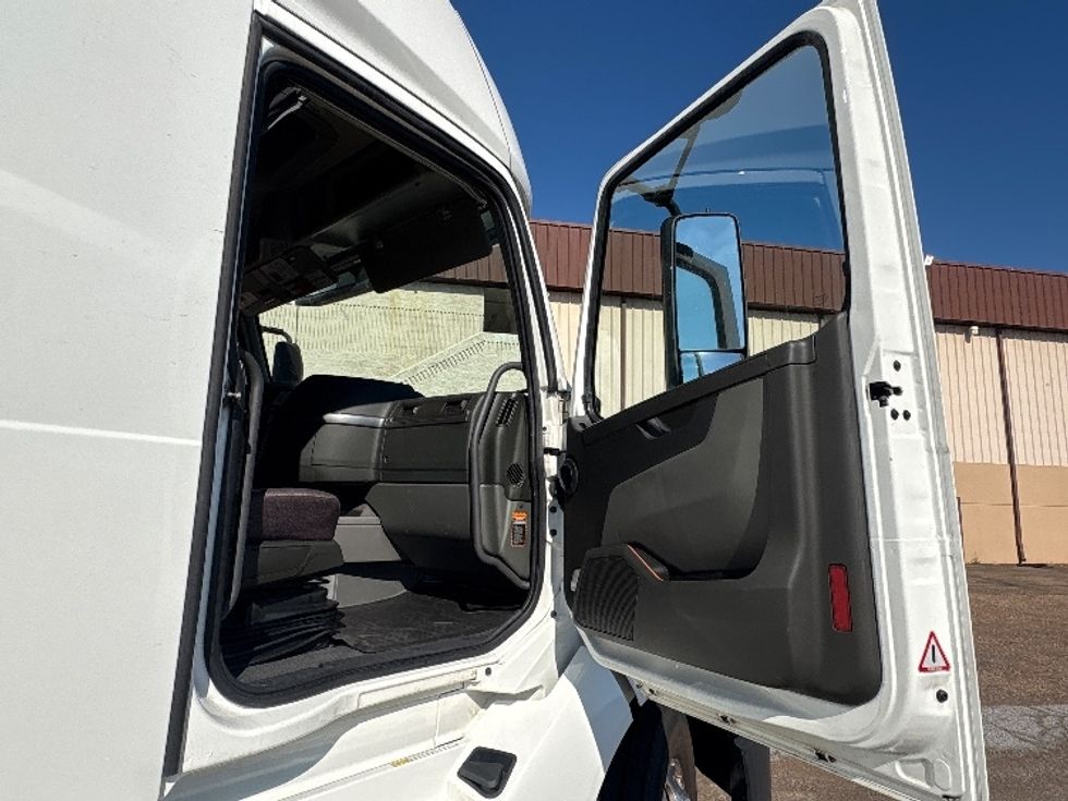 Sleeper Tractor-Heavy Duty Tractors-Volvo-2022-VNL64760-Little Rock-AR-288,330\n\t\tmiles-$ 95,250 - Image 13