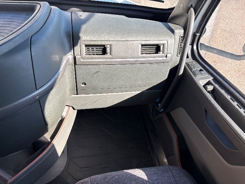 Sleeper Tractor-Heavy Duty Tractors-Volvo-2022-VNL64760-Little Rock-AR-288,330\n\t\tmiles-$ 95,250 - Image 14