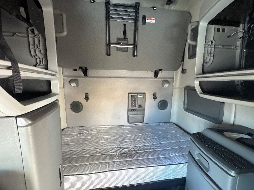 Sleeper Tractor-Heavy Duty Tractors-Volvo-2022-VNL64760-Little Rock-AR-288,330\n\t\tmiles-$ 95,250 - Image 16