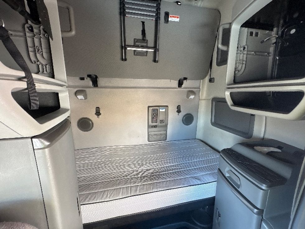 Sleeper Tractor-Heavy Duty Tractors-Volvo-2022-VNL64760-Little Rock-AR-288,330\n\t\tmiles-$ 95,250 - Image 17