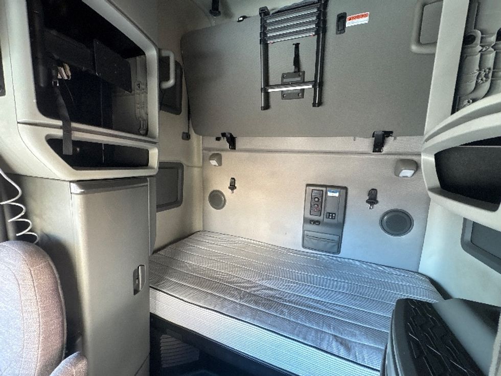 Sleeper Tractor-Heavy Duty Tractors-Volvo-2022-VNL64760-Little Rock-AR-288,330\n\t\tmiles-$ 95,250 - Image 19