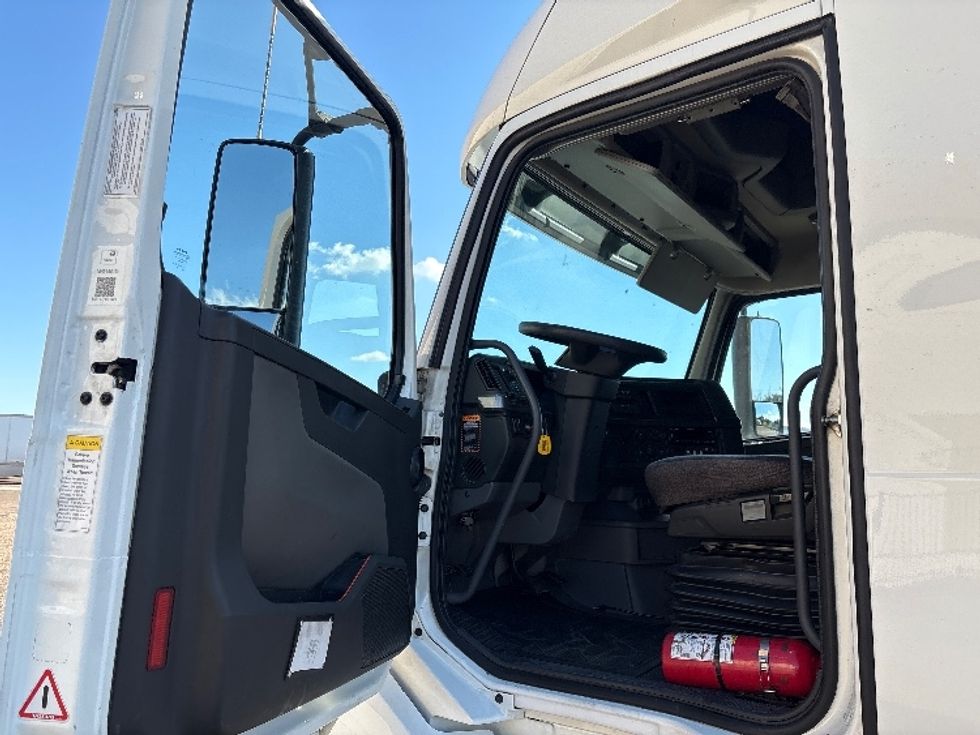 Sleeper Tractor-Heavy Duty Tractors-Volvo-2022-VNL64760-Little Rock-AR-288,330\n\t\tmiles-$ 95,250 - Image 9