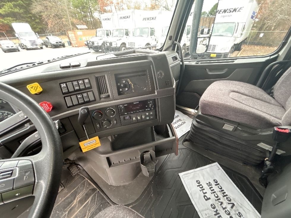 Sleeper Tractor-Heavy Duty Tractors-Volvo-2022-VNL64760-Little Rock-AR-380,947\n\t\tmiles-$ 83,250 - Image 11