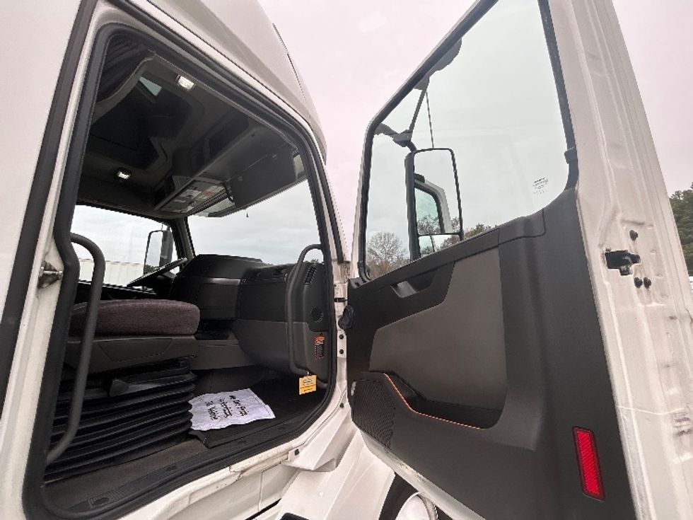 Sleeper Tractor-Heavy Duty Tractors-Volvo-2022-VNL64760-Little Rock-AR-380,947\n\t\tmiles-$ 83,250 - Image 13