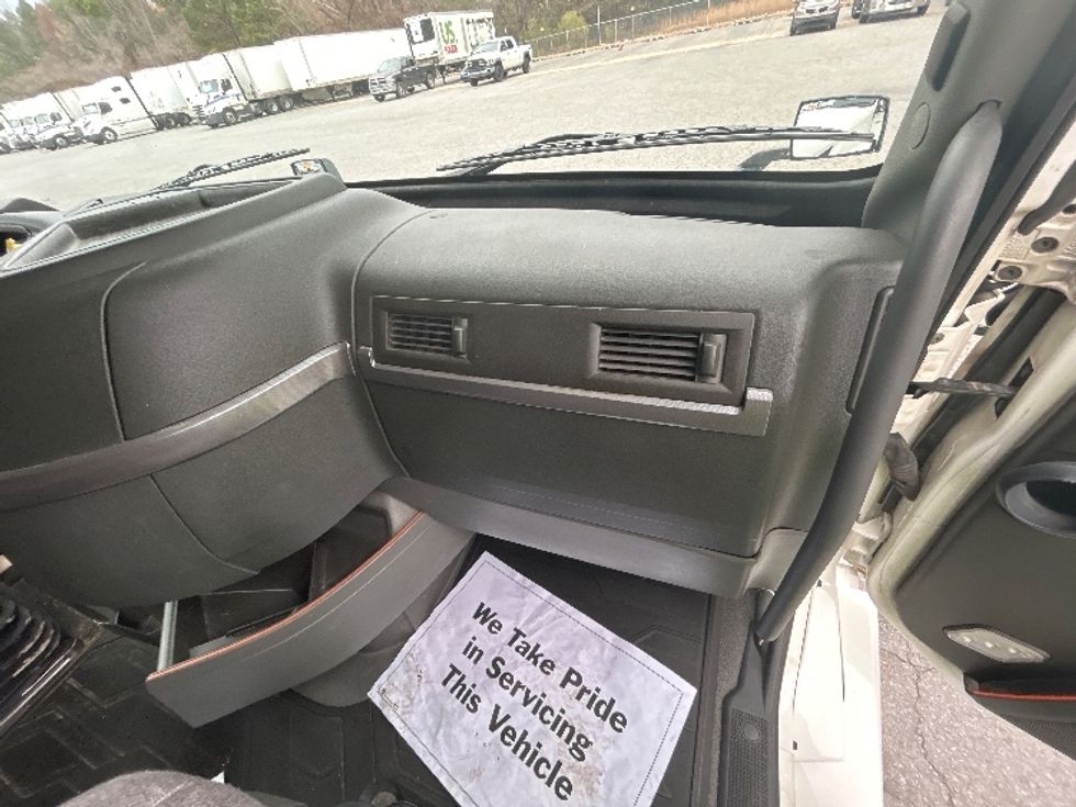 Sleeper Tractor-Heavy Duty Tractors-Volvo-2022-VNL64760-Little Rock-AR-380,947\n\t\tmiles-$ 83,250 - Image 14