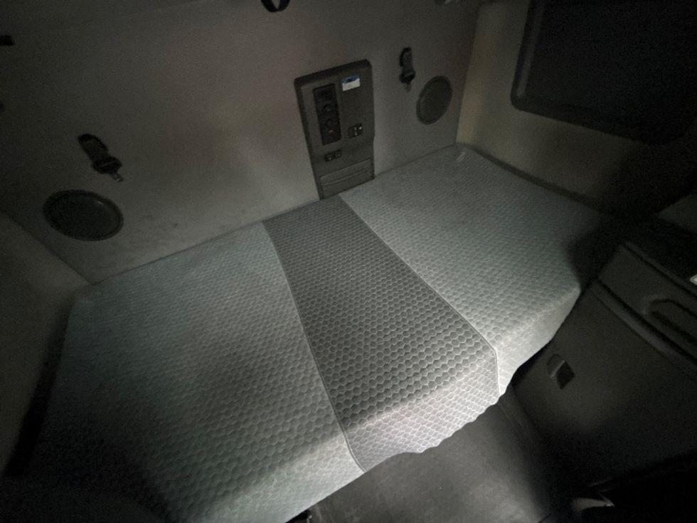 Sleeper Tractor-Heavy Duty Tractors-Volvo-2022-VNL64760-Little Rock-AR-380,947\n\t\tmiles-$ 83,250 - Image 16