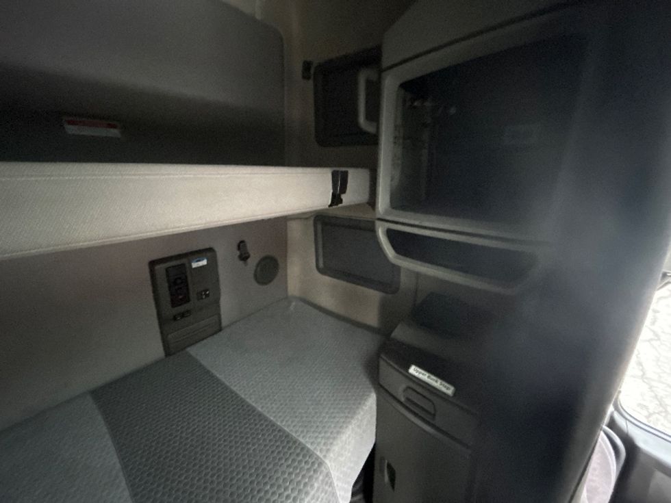 Sleeper Tractor-Heavy Duty Tractors-Volvo-2022-VNL64760-Little Rock-AR-380,947\n\t\tmiles-$ 83,250 - Image 17