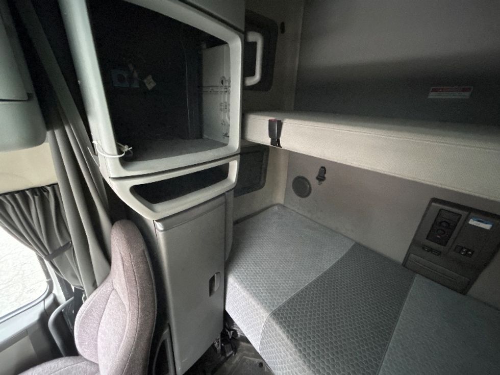 Sleeper Tractor-Heavy Duty Tractors-Volvo-2022-VNL64760-Little Rock-AR-380,947\n\t\tmiles-$ 83,250 - Image 18