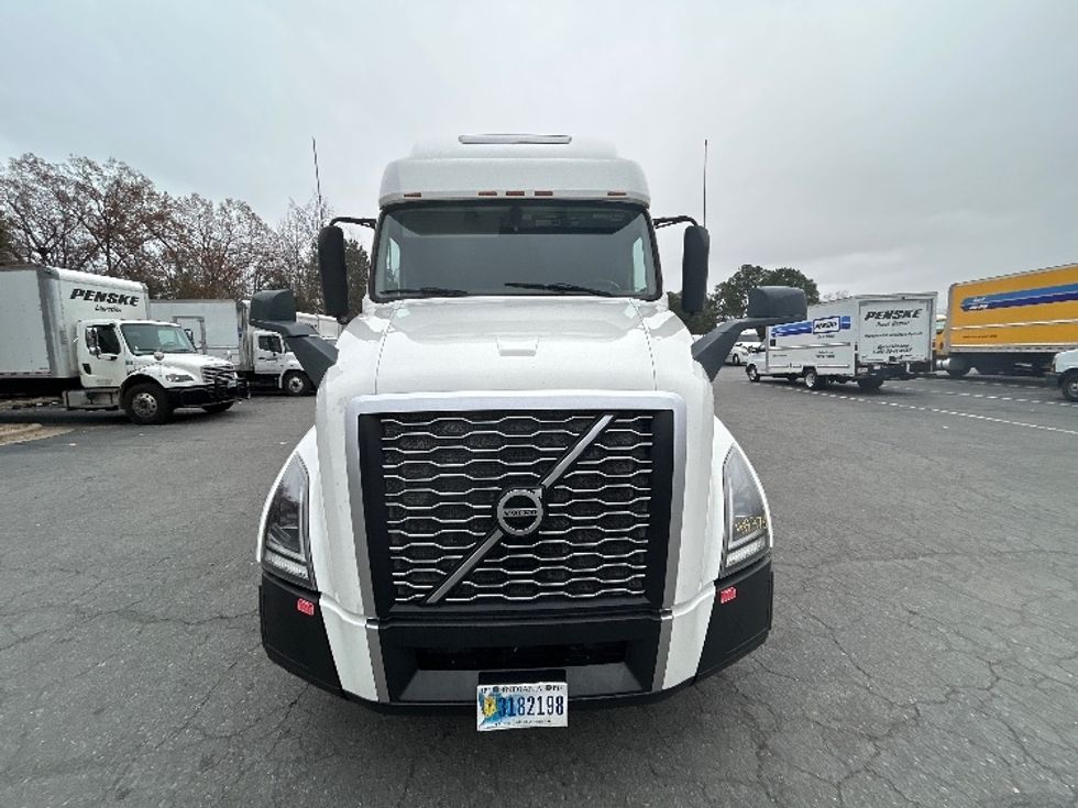 Sleeper Tractor-Heavy Duty Tractors-Volvo-2022-VNL64760-Little Rock-AR-380,947\n\t\tmiles-$ 83,250 - Image 2