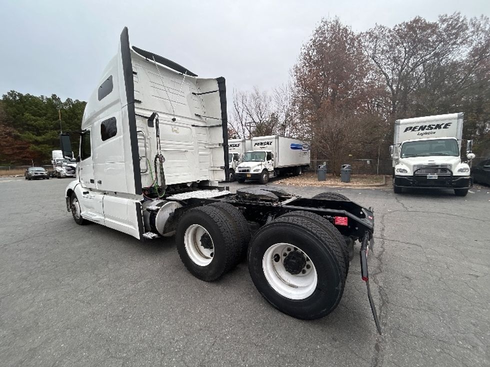 Sleeper Tractor-Heavy Duty Tractors-Volvo-2022-VNL64760-Little Rock-AR-380,947\n\t\tmiles-$ 83,250 - Image 7