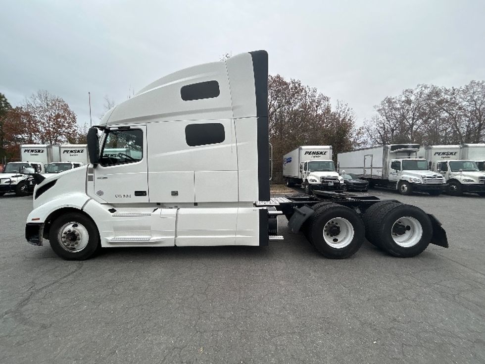 Sleeper Tractor-Heavy Duty Tractors-Volvo-2022-VNL64760-Little Rock-AR-380,947\n\t\tmiles-$ 83,250 - Image 8