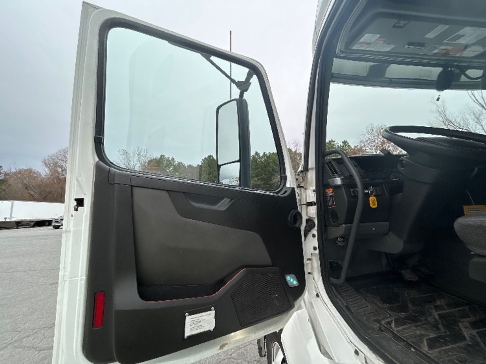 Sleeper Tractor-Heavy Duty Tractors-Volvo-2022-VNL64760-Little Rock-AR-380,947\n\t\tmiles-$ 83,250 - Image 9