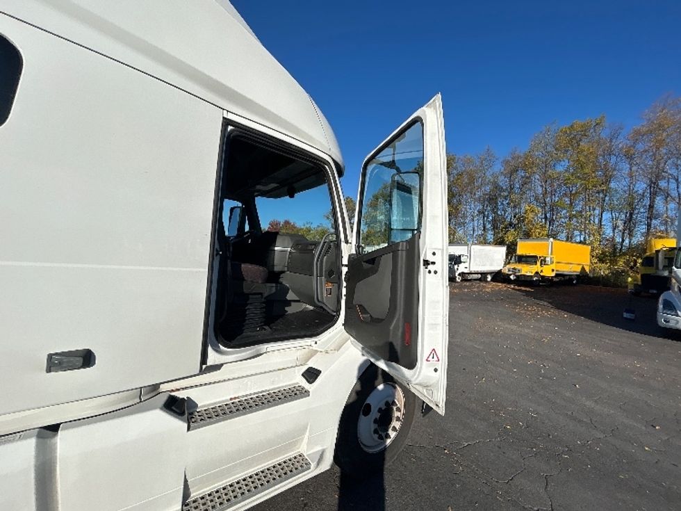 Sleeper Tractor-Heavy Duty Tractors-Volvo-2022-VNL64760-Liverpool-NY-596,821\n\t\tmiles-$ 62,250 - Image 12