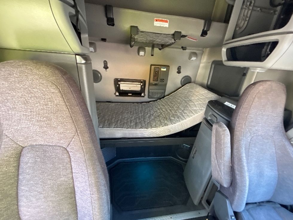 Sleeper Tractor-Heavy Duty Tractors-Volvo-2022-VNL64760-Liverpool-NY-596,821\n\t\tmiles-$ 62,250 - Image 15