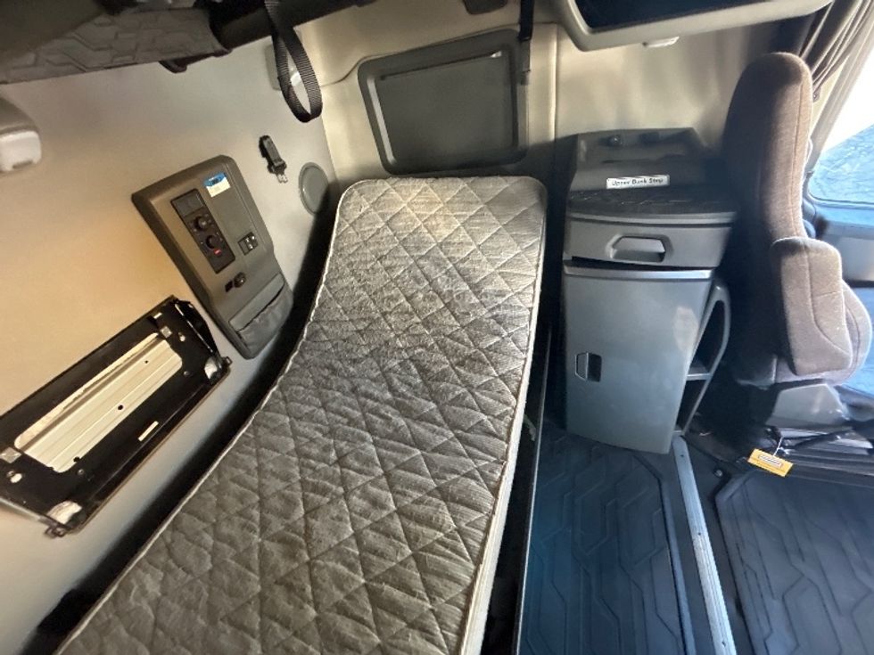 Sleeper Tractor-Heavy Duty Tractors-Volvo-2022-VNL64760-Liverpool-NY-596,821\n\t\tmiles-$ 62,250 - Image 17