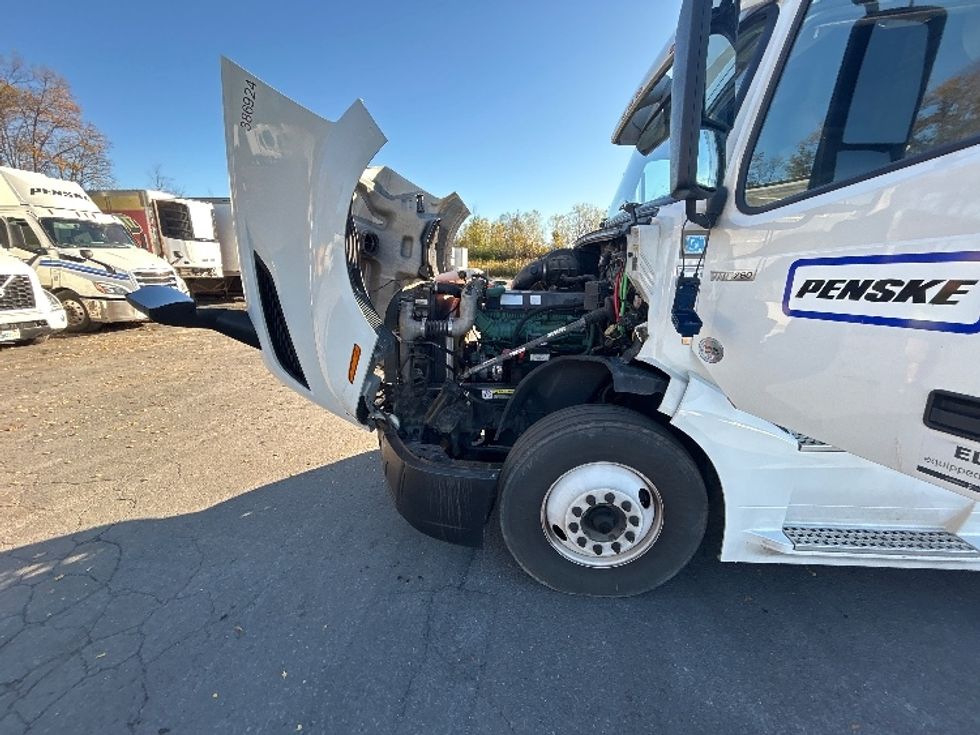 Sleeper Tractor-Heavy Duty Tractors-Volvo-2022-VNL64760-Liverpool-NY-596,821\n\t\tmiles-$ 62,250 - Image 19