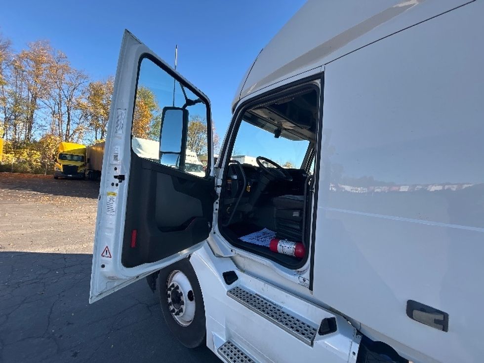 Sleeper Tractor-Heavy Duty Tractors-Volvo-2022-VNL64760-Liverpool-NY-596,821\n\t\tmiles-$ 62,250 - Image 8