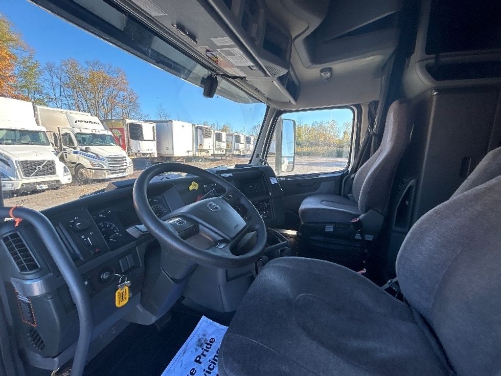Sleeper Tractor-Heavy Duty Tractors-Volvo-2022-VNL64760-Liverpool-NY-596,821\n\t\tmiles-$ 62,250 - Image 9